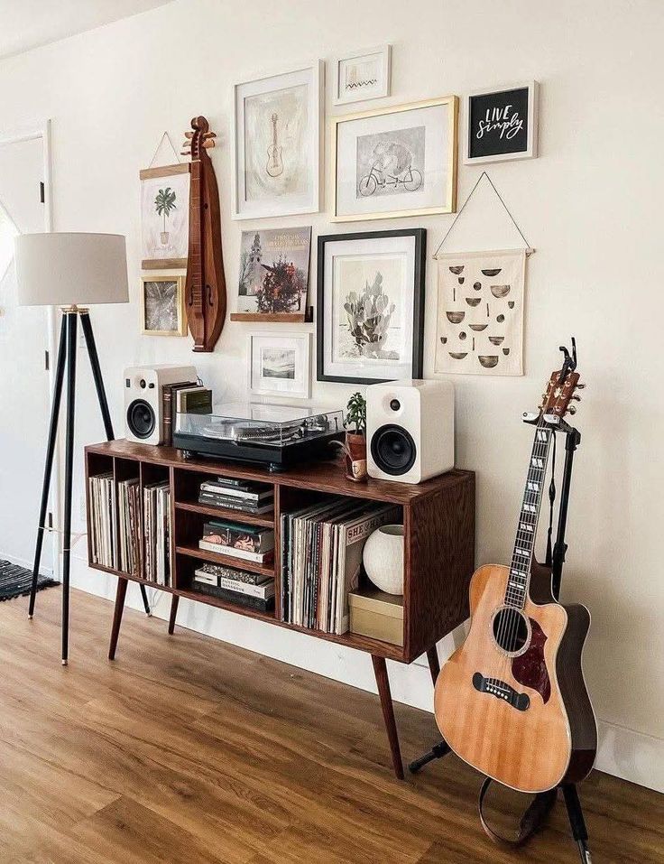 Para montar um cantinho do vinil em casa, você pode começar escolhendo um espaço adequado, selecionando móveis e acessórios que combinem com o estilo desejado,