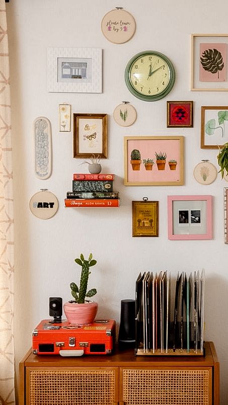 Separar os discos por gênero, artista ou álbum, facilita a localização e o manuseio dos vinis.