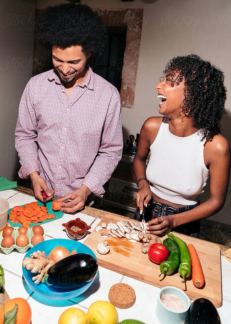 casal-cozinhando Preparar um prato especial é uma opção para o dia dos namorados.