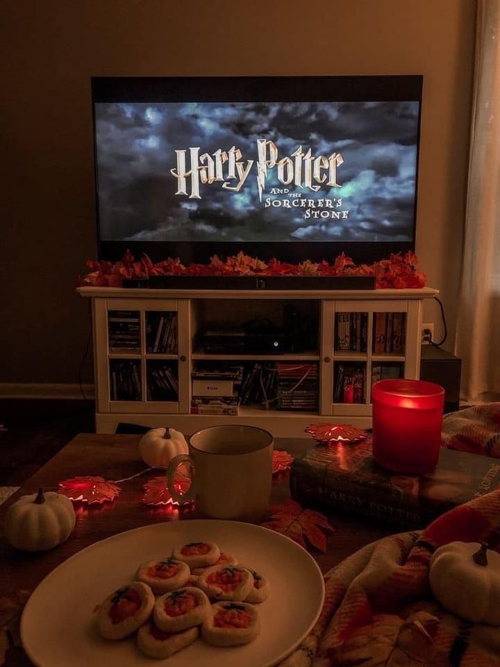 cinema-em-cas Noite de filmes em casa é uma opção aconchegante para o Dia dos Namorados