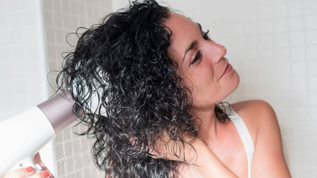 como-secar-cabelo-cacheado (2) Imagem de mulher secando o cabelo com secador