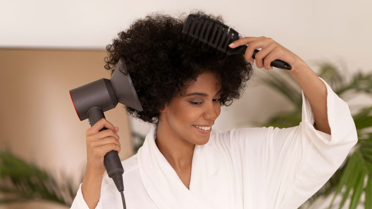 Imagem de mulher secado o cabelo em um dia frio