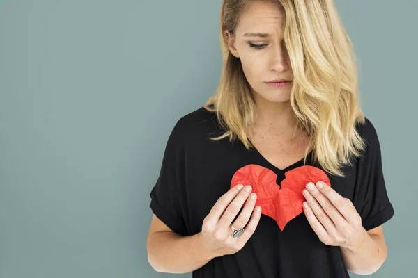 coração-partido Imagem de mulher segurando um coração partido representando dor de amor