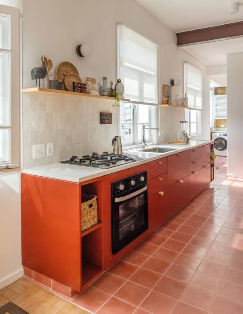 cozinha-ladrilho-hidraulico-bonito-piso Cozinha com marcenaria em tom terroso e ladrilho hidráulico no piso | Projeto assinado pela arquiteta Ana Neri