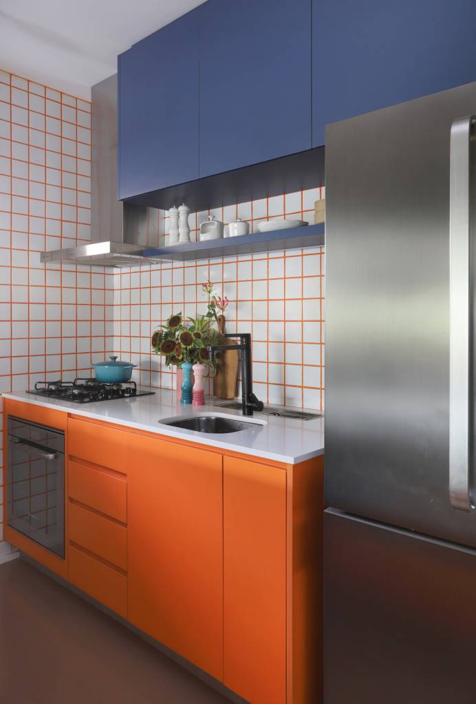 cozinhas-coloridas-armarios-duas-cores Armários de cores diferentes dão tom alegre à cozinha | Projeto do escritório Armários de cores diferentes dão tom alegre à cozinha | Projeto assinado pelo escritório Studio 92 Arquitetura