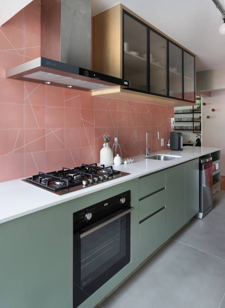 cozinhas-coloridas-cor-no-backsplash Elemento de cor na cozinha pode estar no backsplash | Projeto assinado pelo Studio 92 Arquitetura
