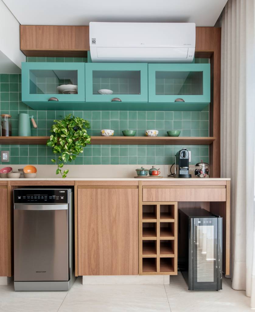 cozinhas-coloridas-interno Tom amadeirado natural, verde em diferentes intensidades e base neutra compõem as cores desta cozinha | Projeto assinado pelo escritório Paiva e Passarini Arquitetura