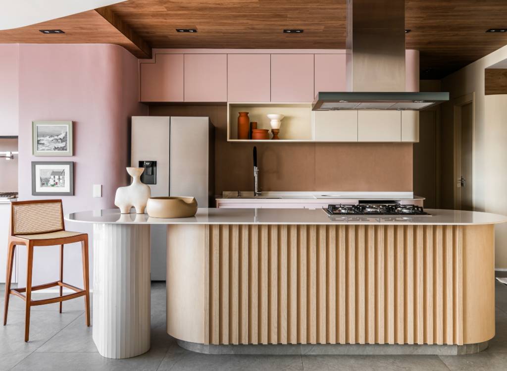 cozinhas-coloridas-marcenaria-rosa-ricardo-abreu Apostar em tons diferentes do convencional na marcenaria, como o rosa, faz bastante diferença no resultado final da sua cozinha | Projeto assinado pelo arquiteto Ricardo Abreu