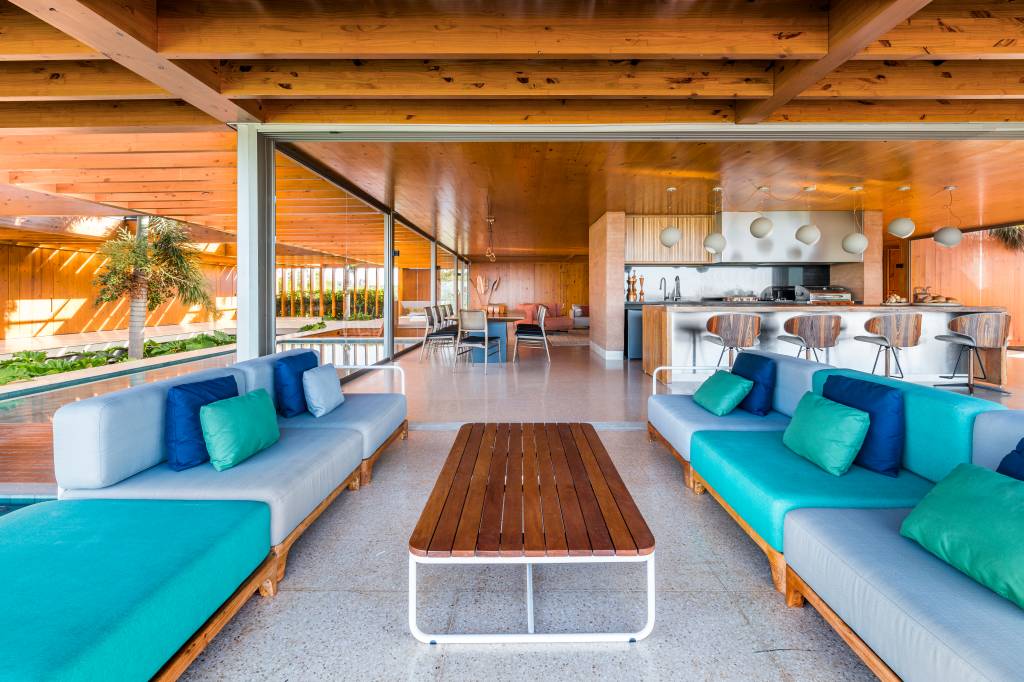 decoracao-sofa-colorido-azul-area-externa Como usar sofá colorido na decoração