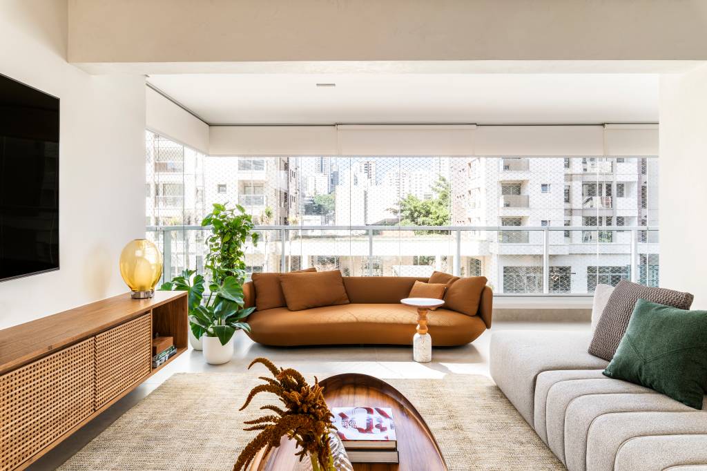 decoracao-sofa-colorido-laranja Como usar sofá colorido na decoração