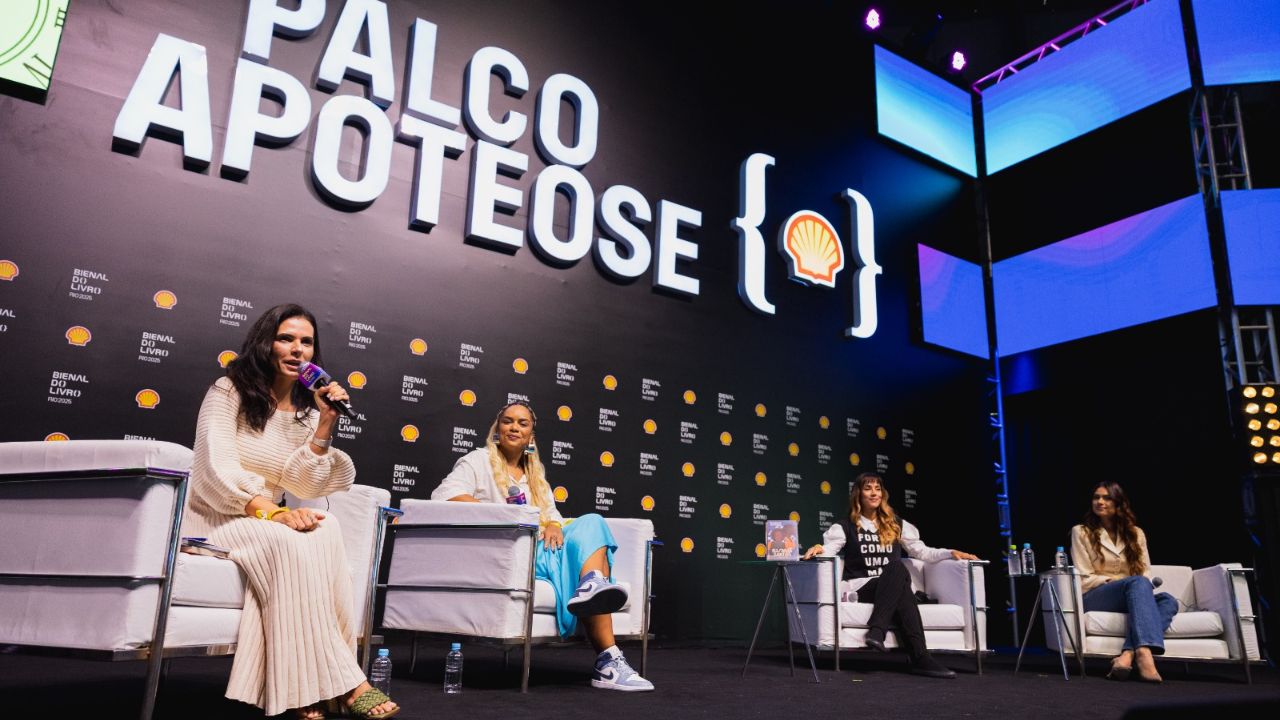Thaila Ayala e mais três mulheres participam de palestra na Bienal do Livro