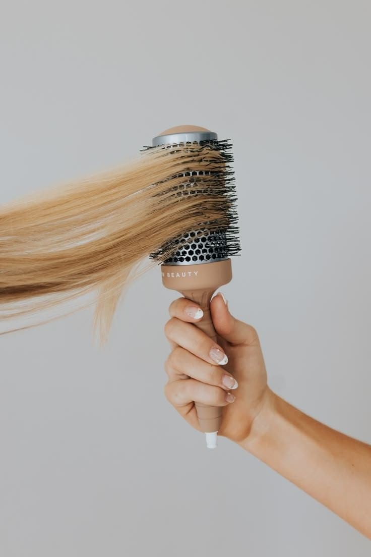 escova-cabelo é necessário usar protetor térmico antes de uma fonte de calor nos cabelos