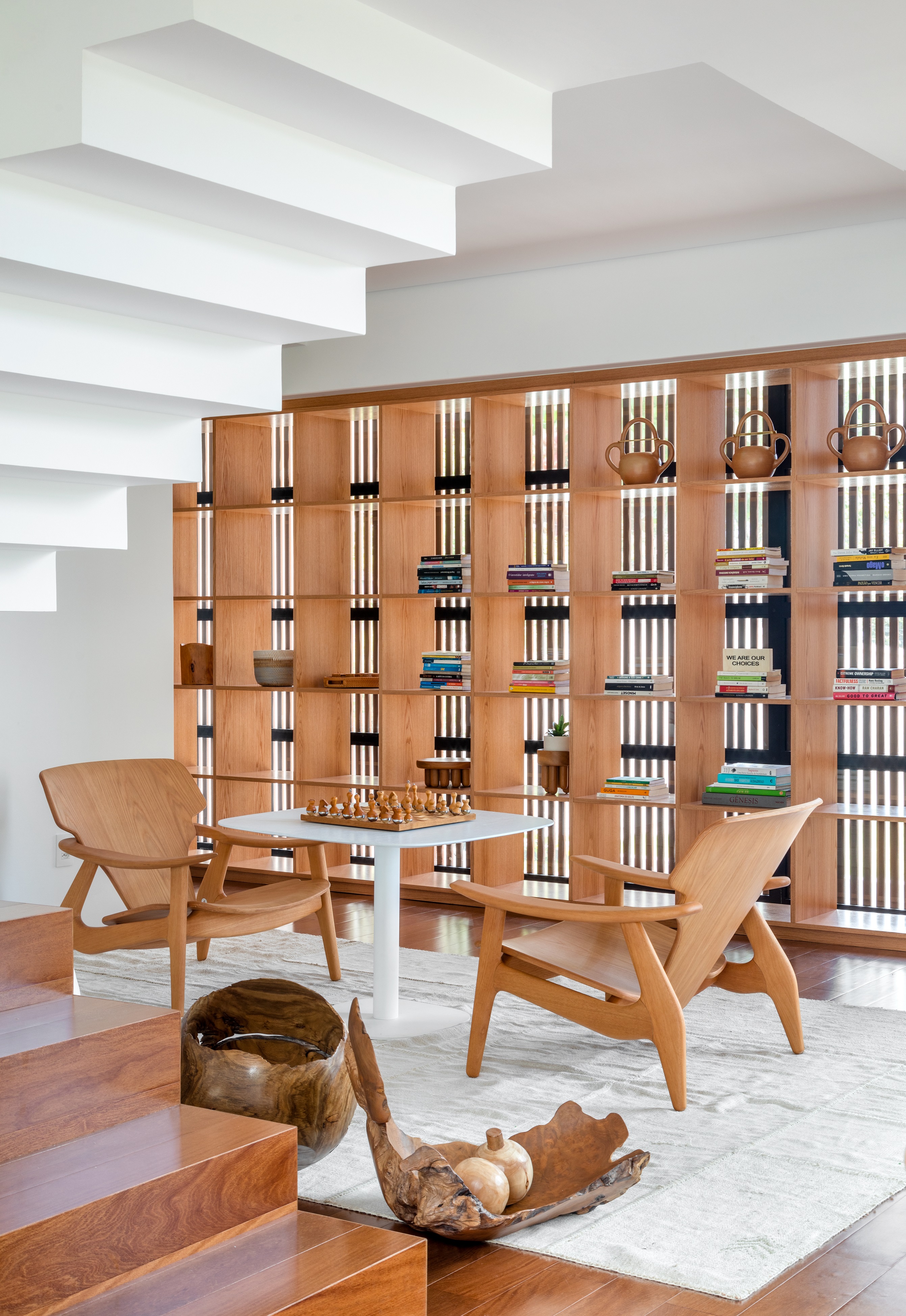 Os livros se tornam protagonistas da decoração de apartamentos e casas.