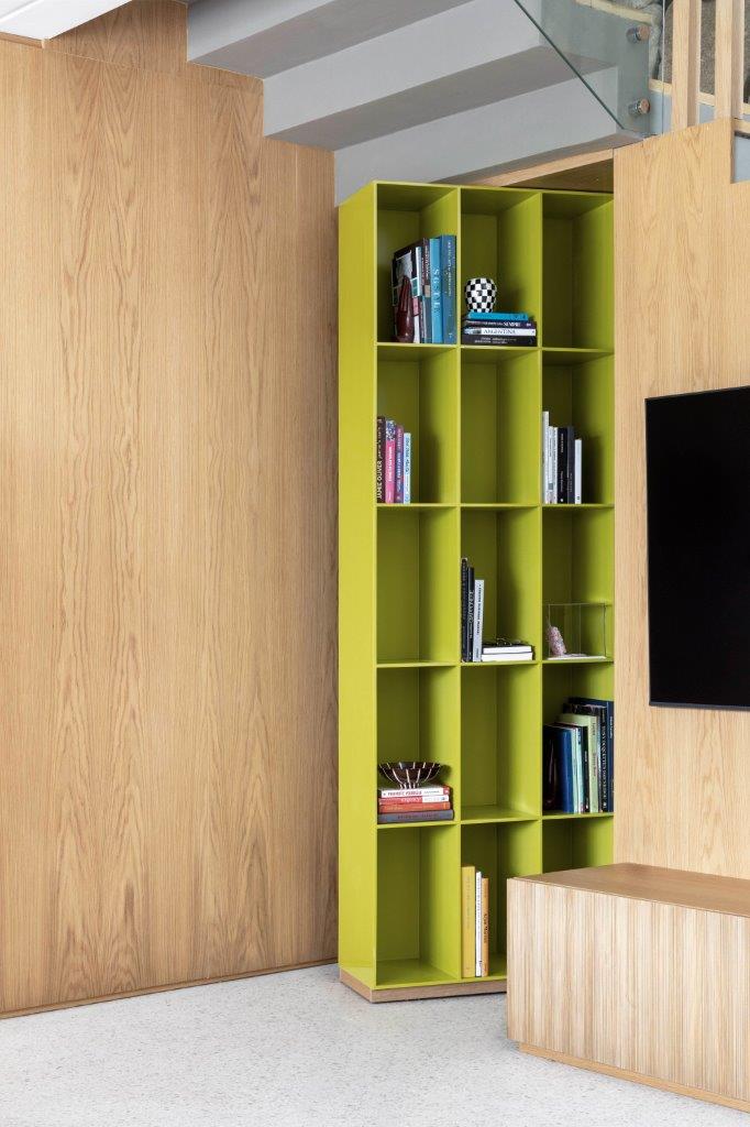 Estantes de livros ficam super charmosas sob as escadas