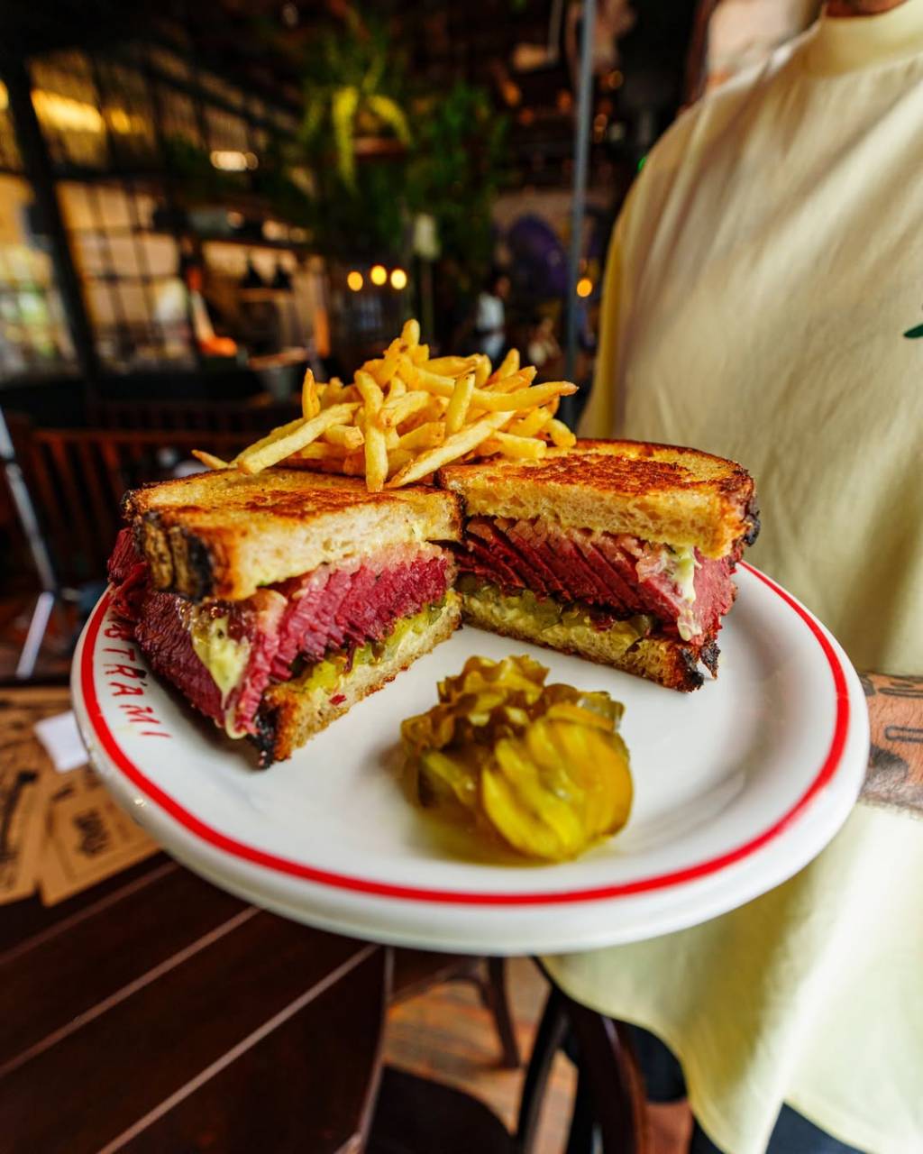 forno-sanduiche-pastrami Onde comer sanduíches incríveis em São Paulo