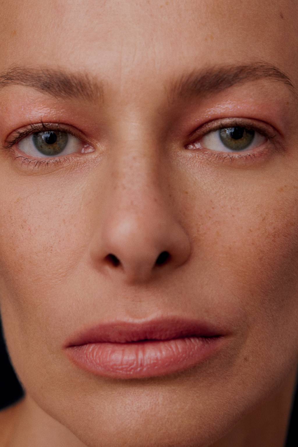 imagem vertical_beleza dior3 Imagem de mulher branca exibindo maquiagem delicada e feminina.