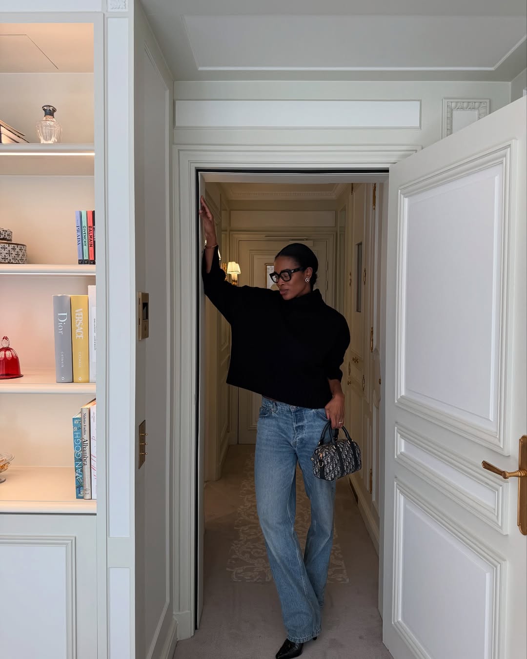 Looks com calça jeans reta transmitem elegância