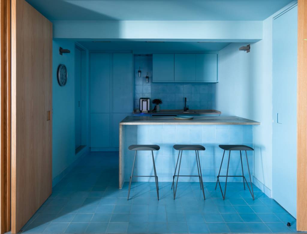 ladrilho-hidraulico-cozinha-monocromatica Ladrilho hidráulico no piso e backsplash segue a mesma cor dos armários e da pintura da cozinha | Projeto assinado pelo escritório Rawi Arquitetura + Design