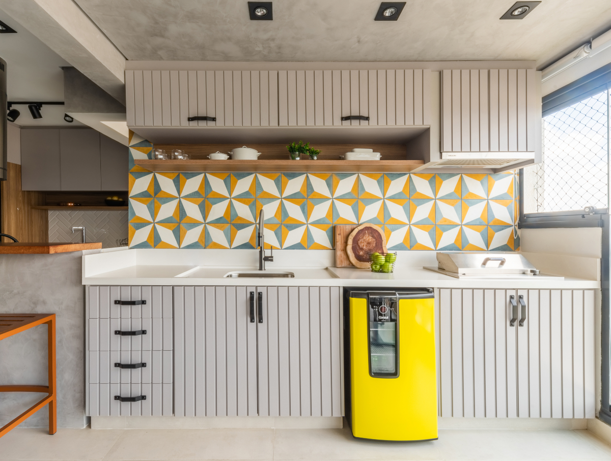 Cozinha com ladrilho hidráulico bonito: 5 projetos para se inspirar