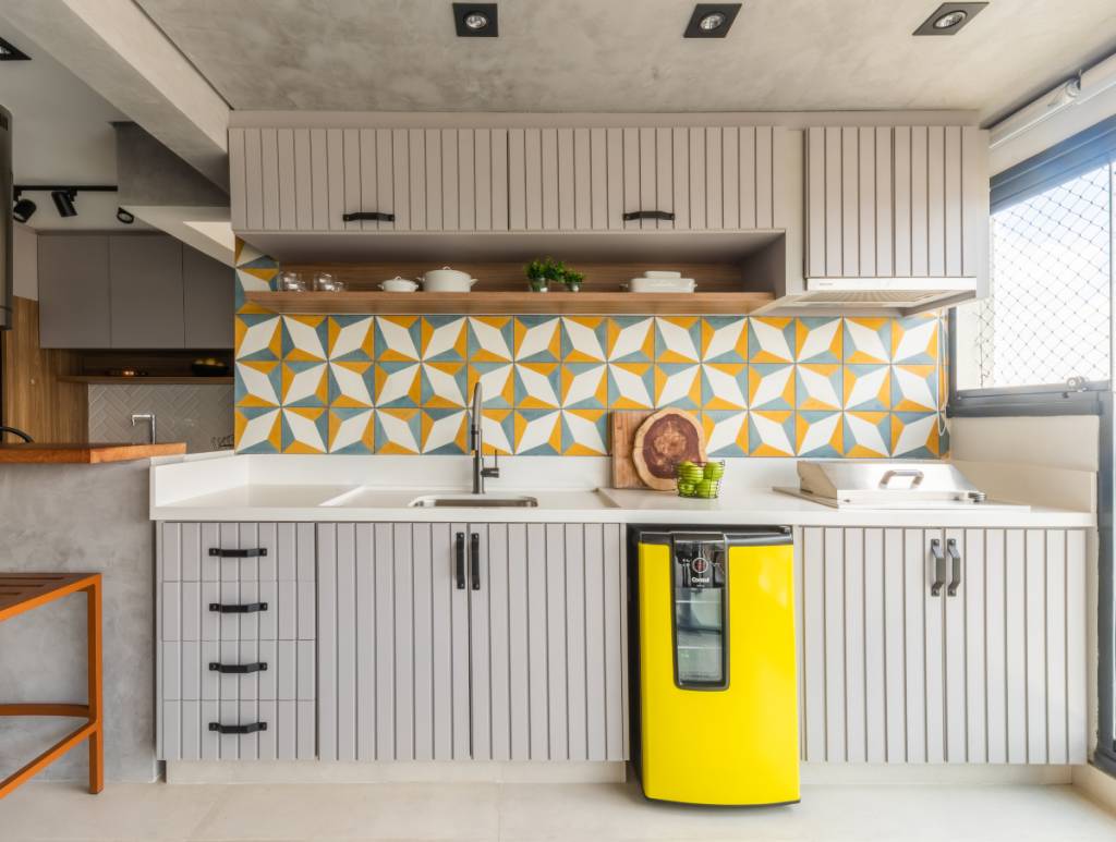 Ladrilho hidráulico retrô aplicado no backsplash da cozinha | Projeto assinado pelo BMA Studio