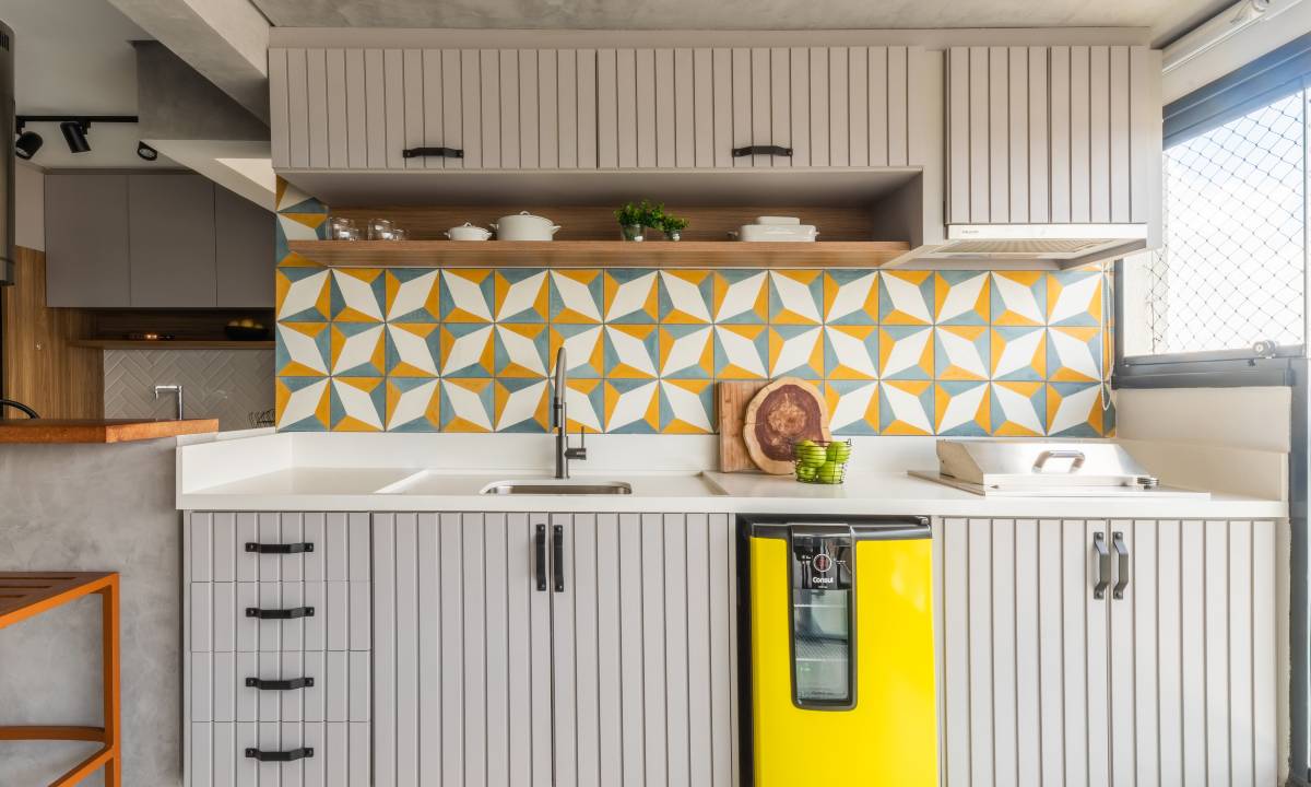 Ladrilho hidráulico retrô aplicado no backsplash da cozinha | Projeto assinado pelo BMA Studio