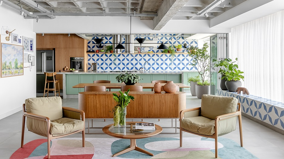 ladrilho-hidraulico-cozinha-teto Ladrilho hidráulico vai da pia ao teto, não se limitando ao espaço de backsplash. Banco lateral até a sala tem o mesmo revestimento | Projeto assinado pelo escritório MG Arquitetura