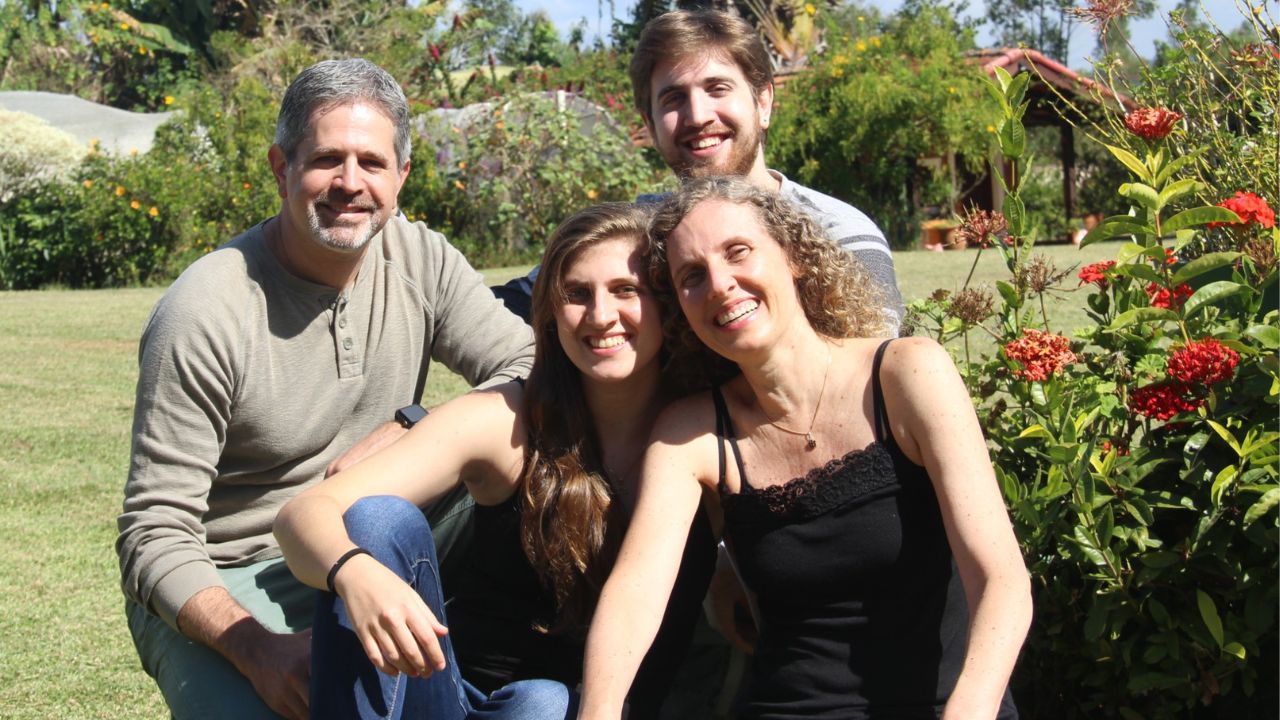 Imagem de pai e mãe com dois filhos em momento de descontração