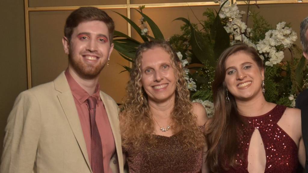 maes-lgbt Imagem de mãe e seus dois filhos unidos.