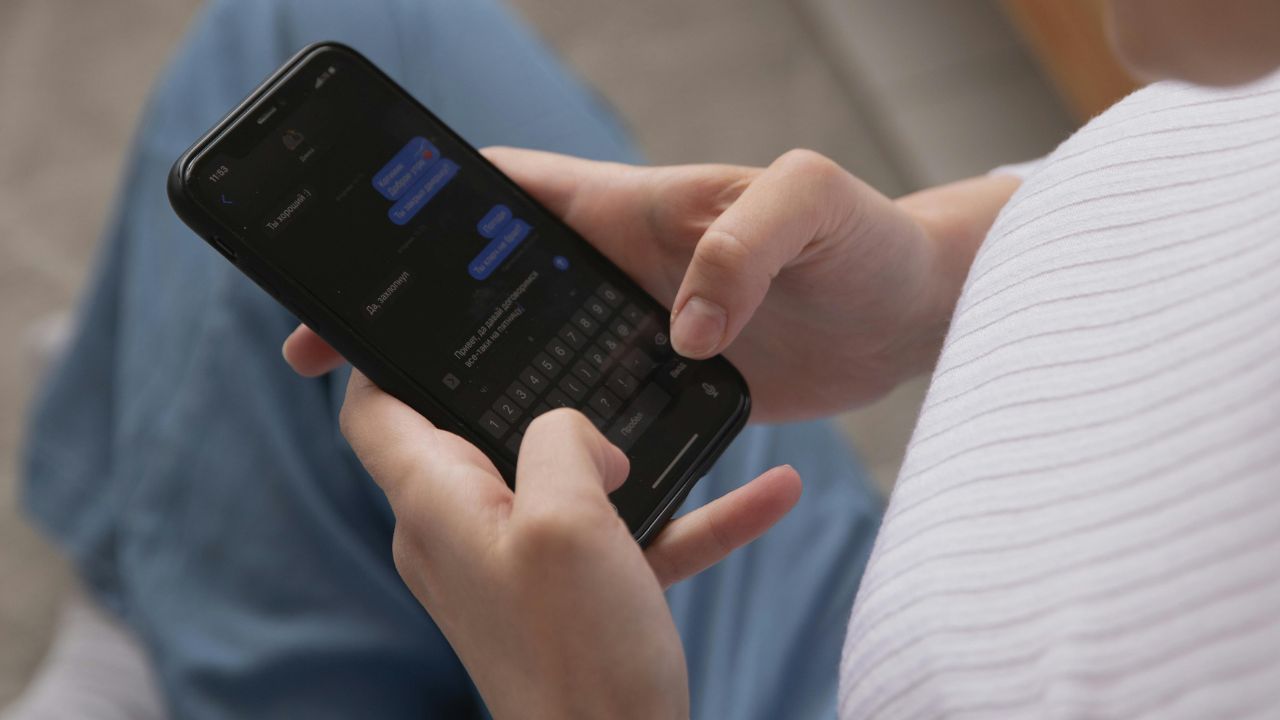 Uma em cada dez brasileiras já foi vítima de violência digital. Descubra os sinais, o que diz a lei e as melhores dicas para se proteger online
