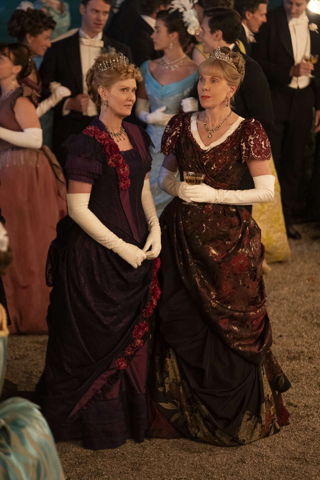 Imagem de duas mulheres em um baile em série de época