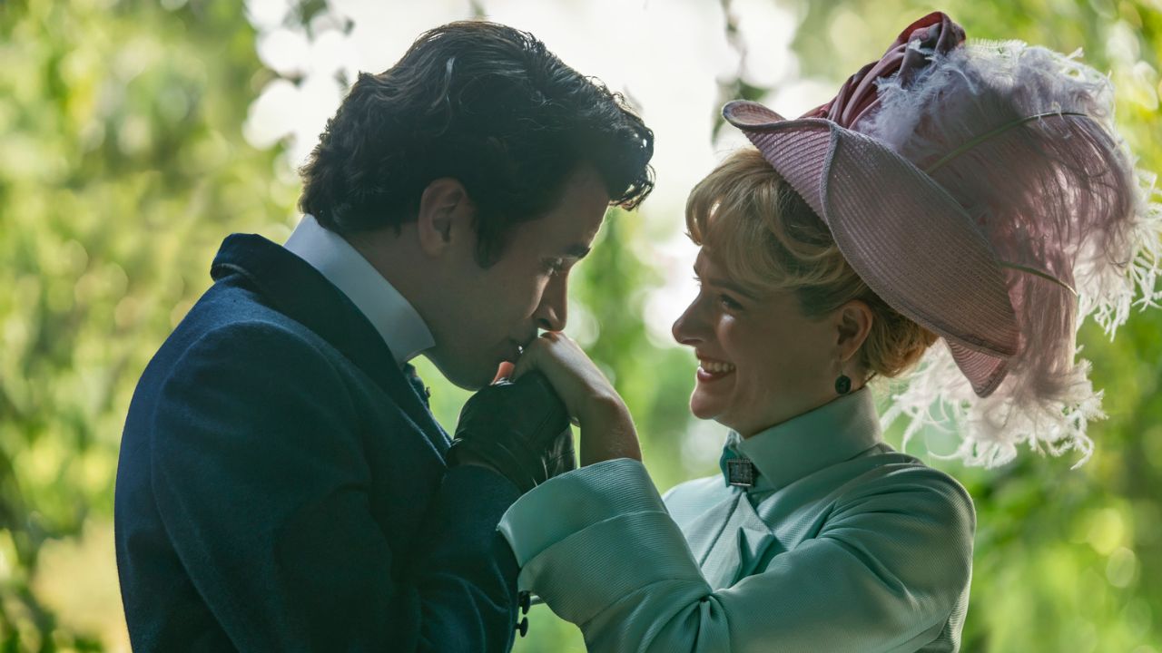 Imagem de homem beijando a mão de uma mulher na série The Gilded Age