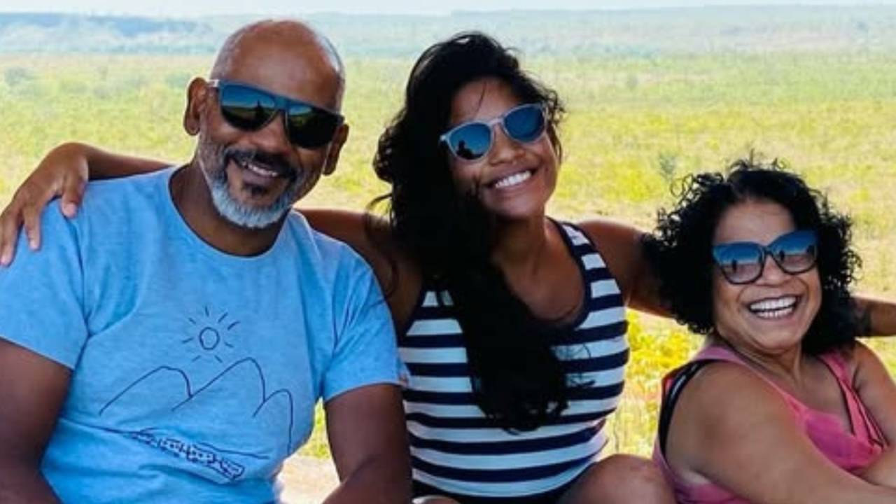 Juliana Marins, vítima de tragédia na Indonésia, ao lado do pai e mãe.