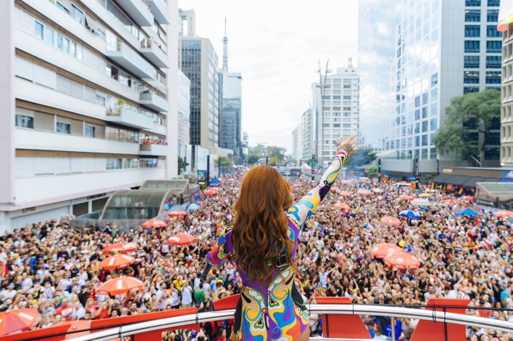 parada-lgbt2 O tema da Parada deste ano teve três pilares: memória — resgatar pessoas que fizeram esse trabalho; resistência — nossa luta diária; e futuro — aquilo que queremos construir para que, ao envelhecer, tenhamos dignidade.