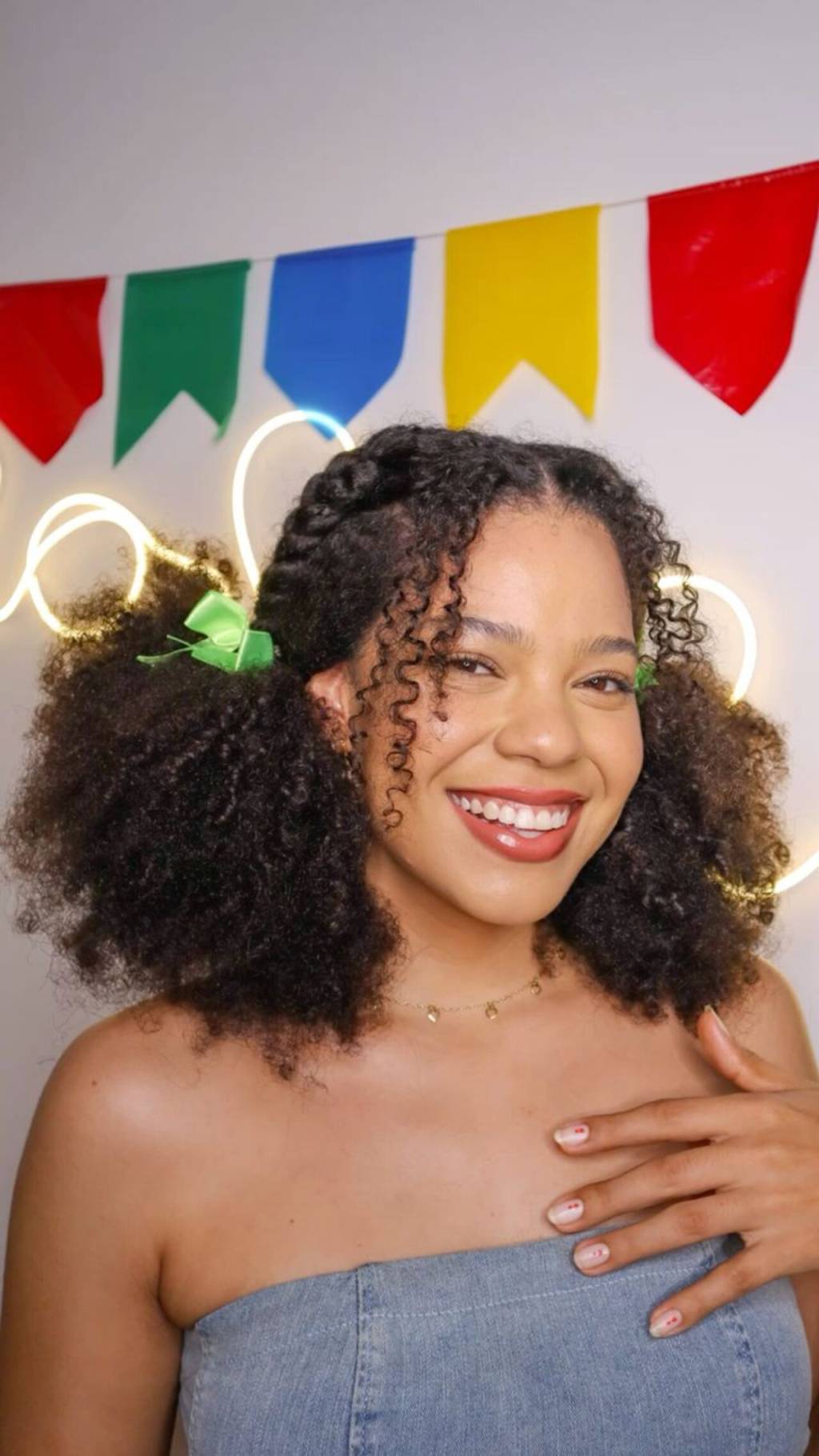 penteados-juninos-cacheados (8) Imagem de mulher negra com penteado de dois coques e tranças.