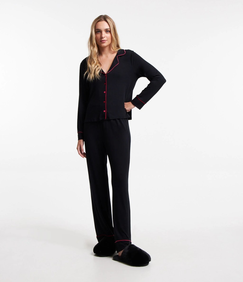 Pijama americano longo preto com detalhes vermelhos