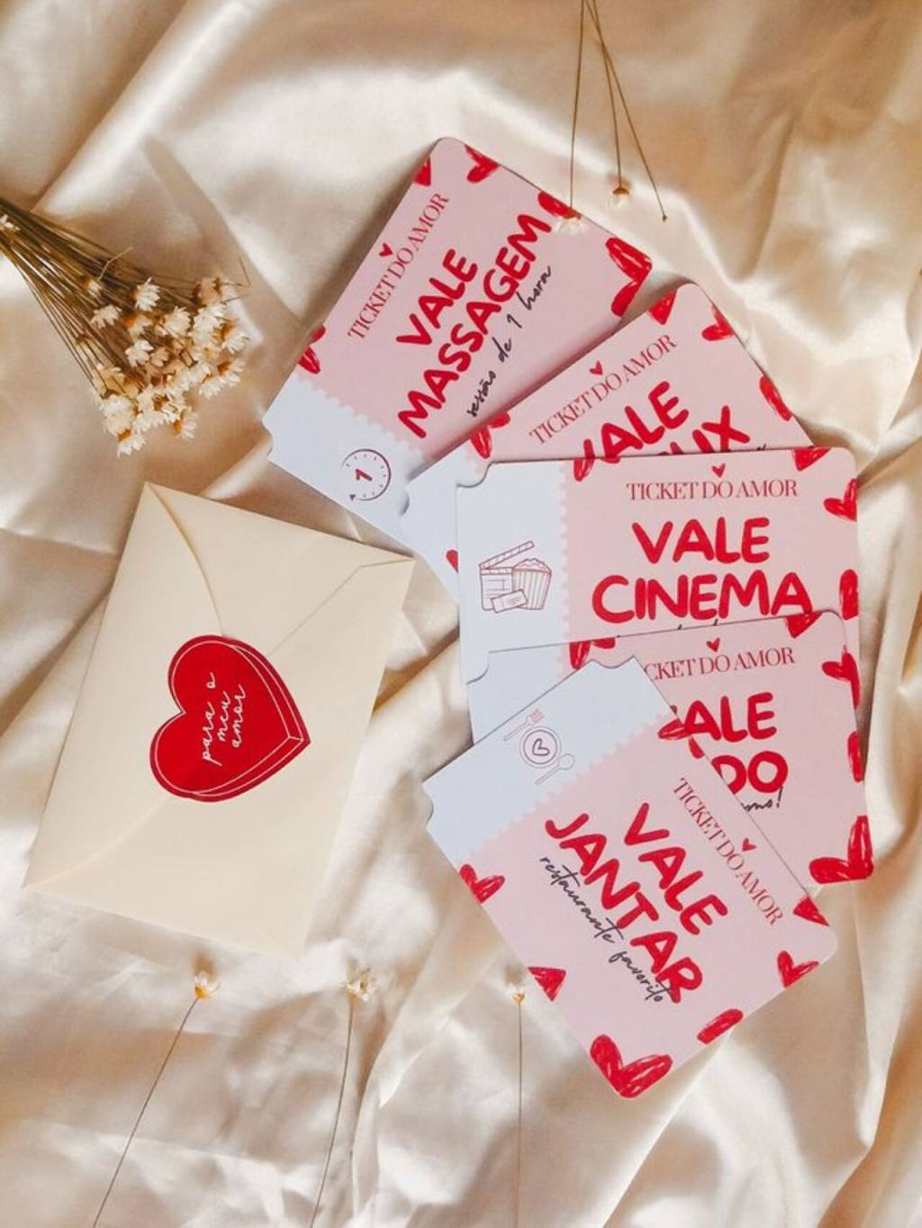 presentes-dia-dos-namorados (11) Imagem de cartinha com coração vermelho e vários vouchers decorados com escritas como