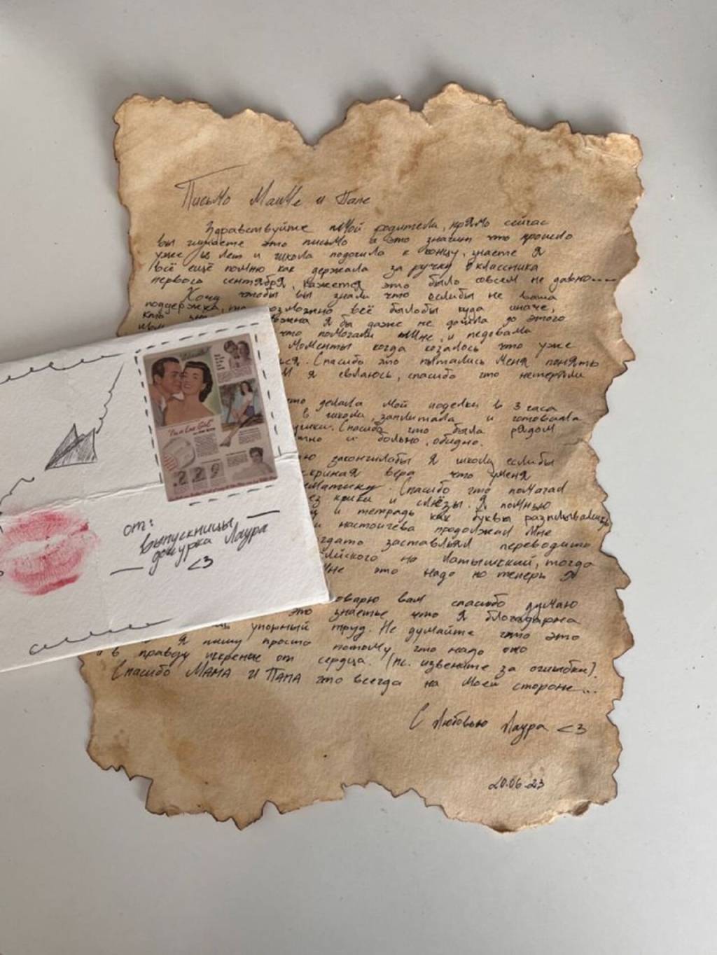 presentes-dia-dos-namorados (4) Imagem de carta de amor em papel envelhecido com envelope beijado ao lado esquerdo.