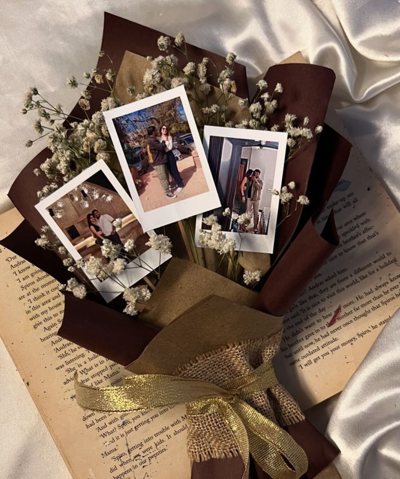 Imagem de buquê (tipo de flores) com fotos estilo polaroid.
