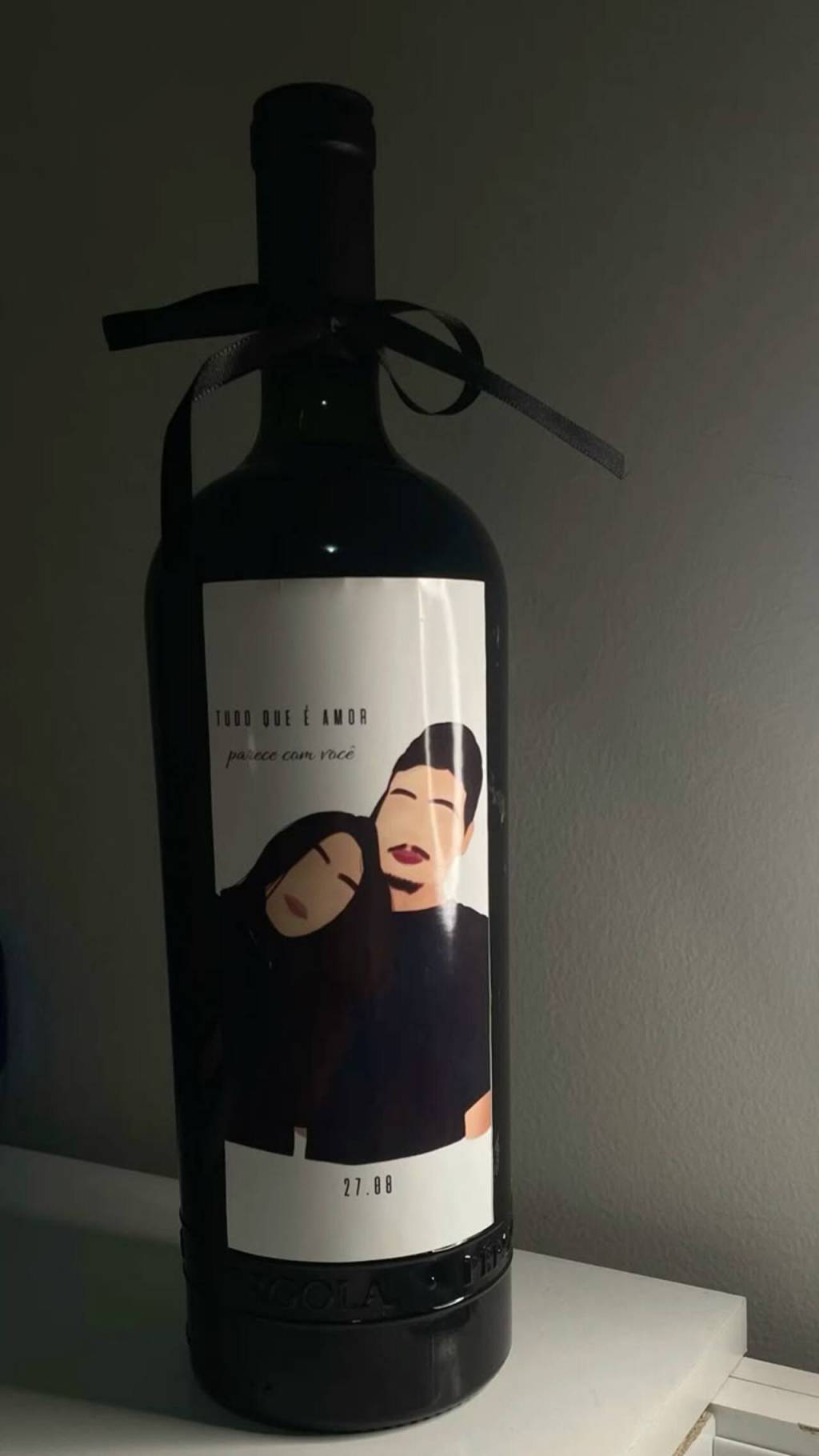 presentes-dia-dos-namorados (8) Imagem de vinho com rótulo personalizado com ilustração de casal.