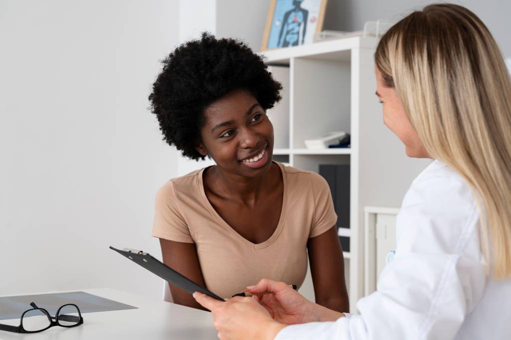 racismo-medico_035f98 Paciente negra sendo acolhida em consultório médico