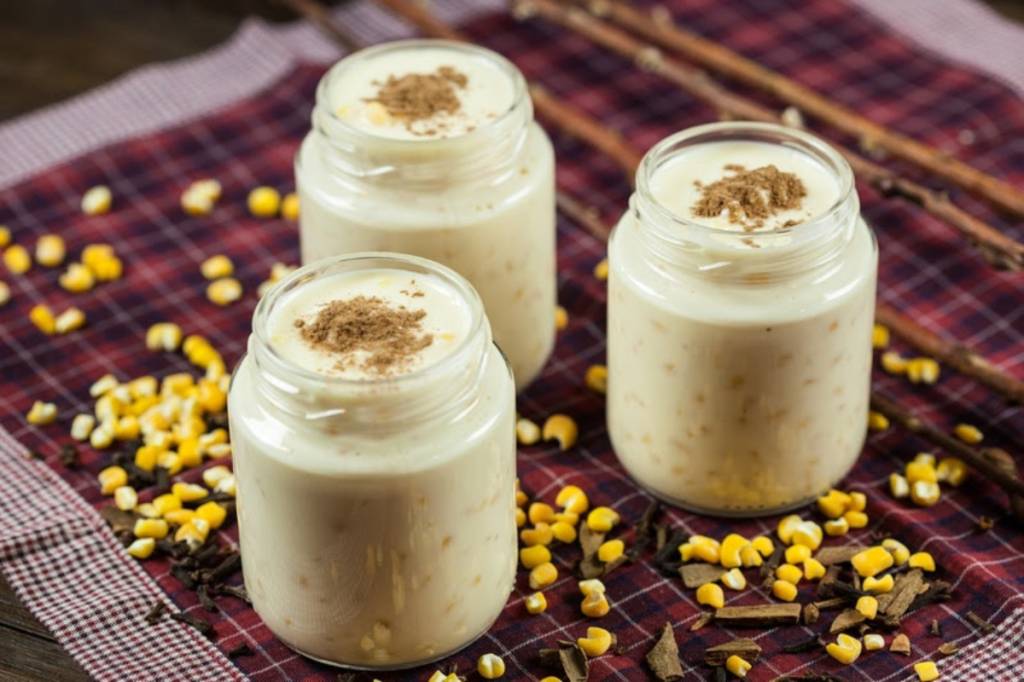 Canjica com creme de leite pode ser servida em potes