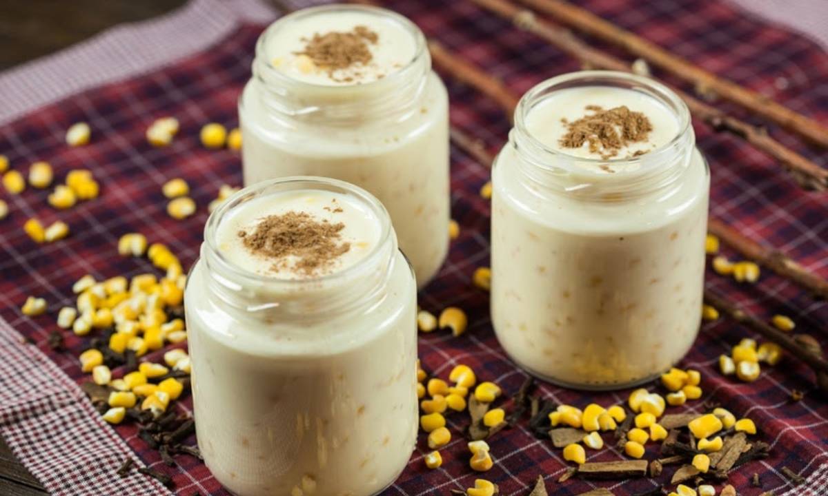 Canjica com creme de leite pode ser servida em potes