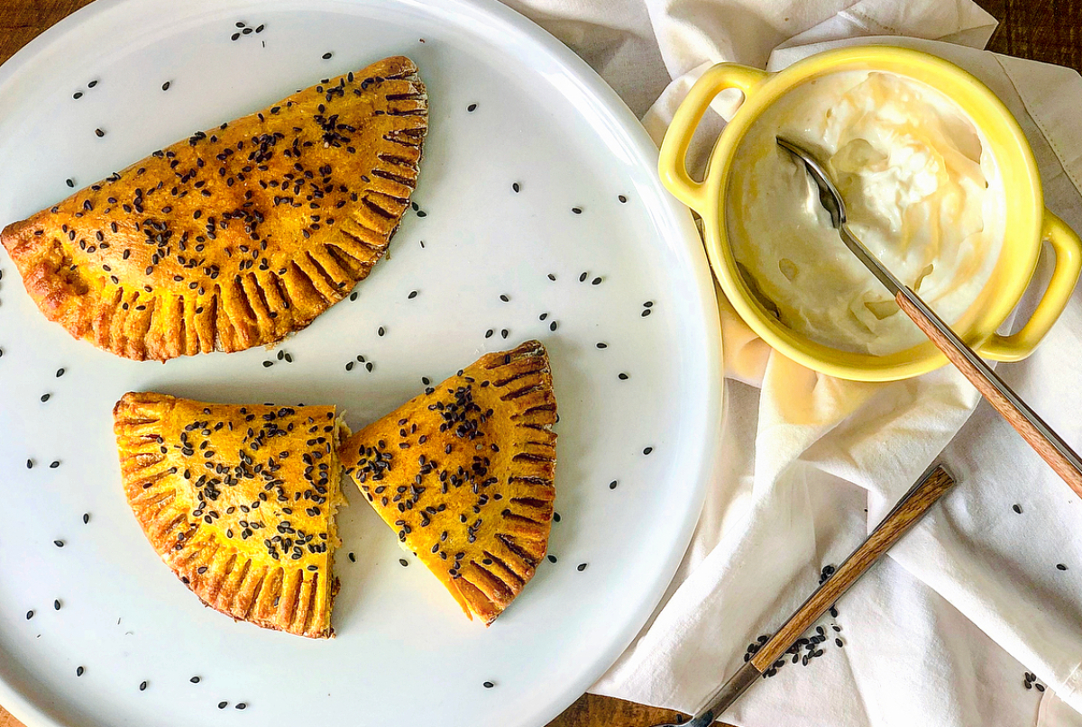 Pastel de abóbora com carne seca é opção diferente para servir nas festas juninas