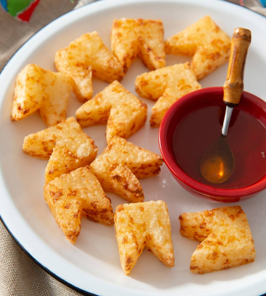 receitas-festa-junina-faceis-baratas-dadinho-tapioca Dadinho de tapioca em formato de bandeirinha para a festa junina