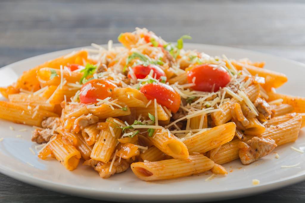 receitas-jantar-dia-dos-namorados-Penne Penne ao sugo temperado com ervas