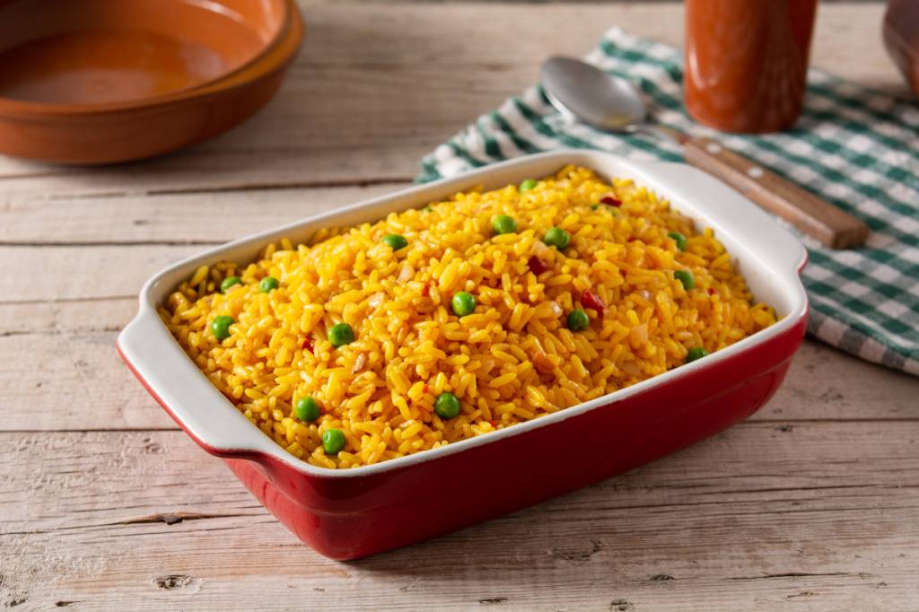 Traditional Mexican rice served with green peas on wooden table Arroz com açafrão-da-terra é prático de preparar