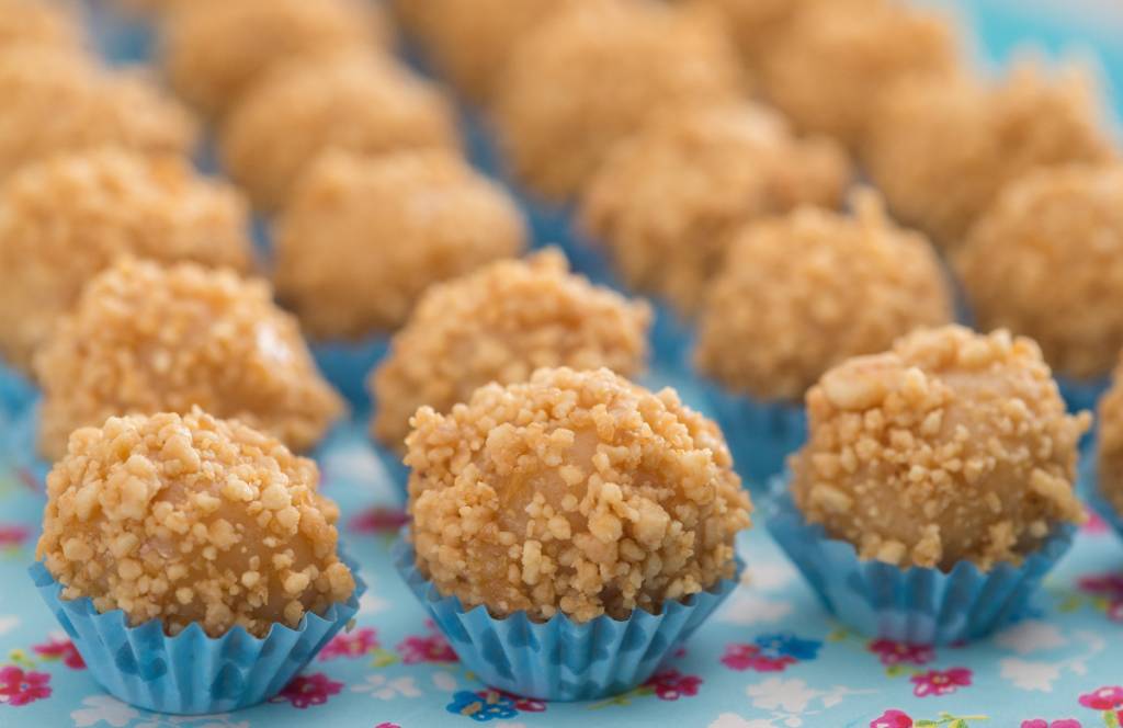receitas-juninas-faceis-baratas-Brigadeiro de Paçoca Brigadeiro de paçoca, para entrar no clima junino