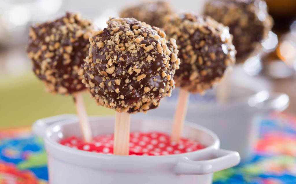 receitas-juninas-faceis-baratas-Pipoca do Amor de Chocolate Pipoca do Amor de Chocolate, para inovar na festa junina em casa