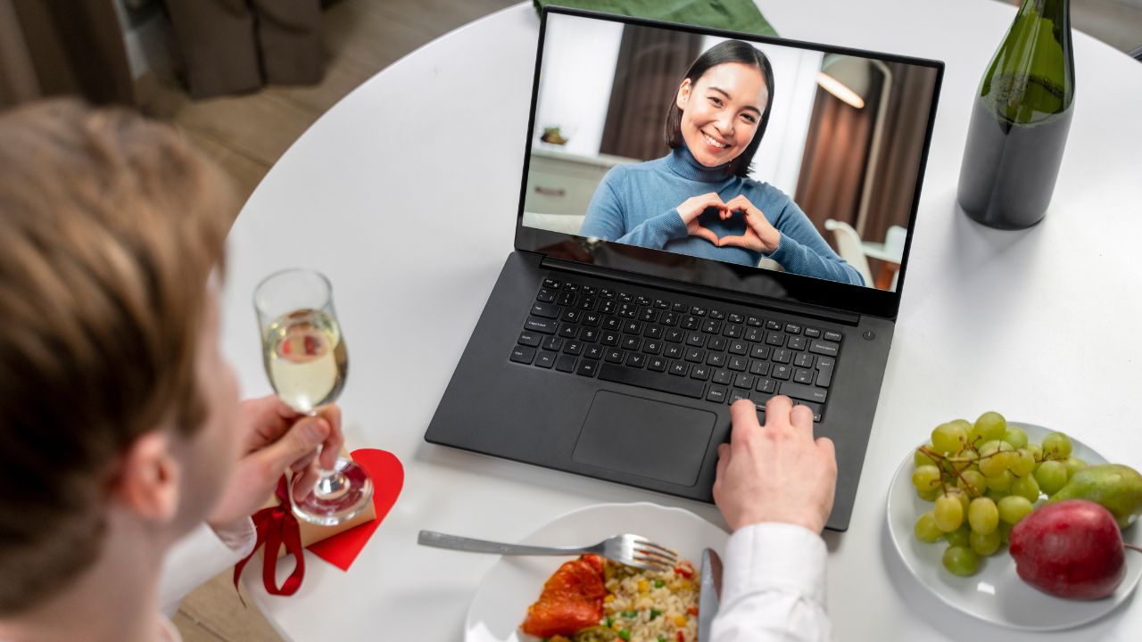 Imagem de casal conversando por chamada de vídeo
