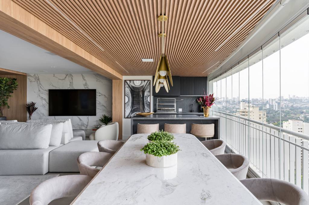 Sala e área gourmet integradas permitem assistir à TV de qualquer ponto | Projeto do escritório Spaço Interior